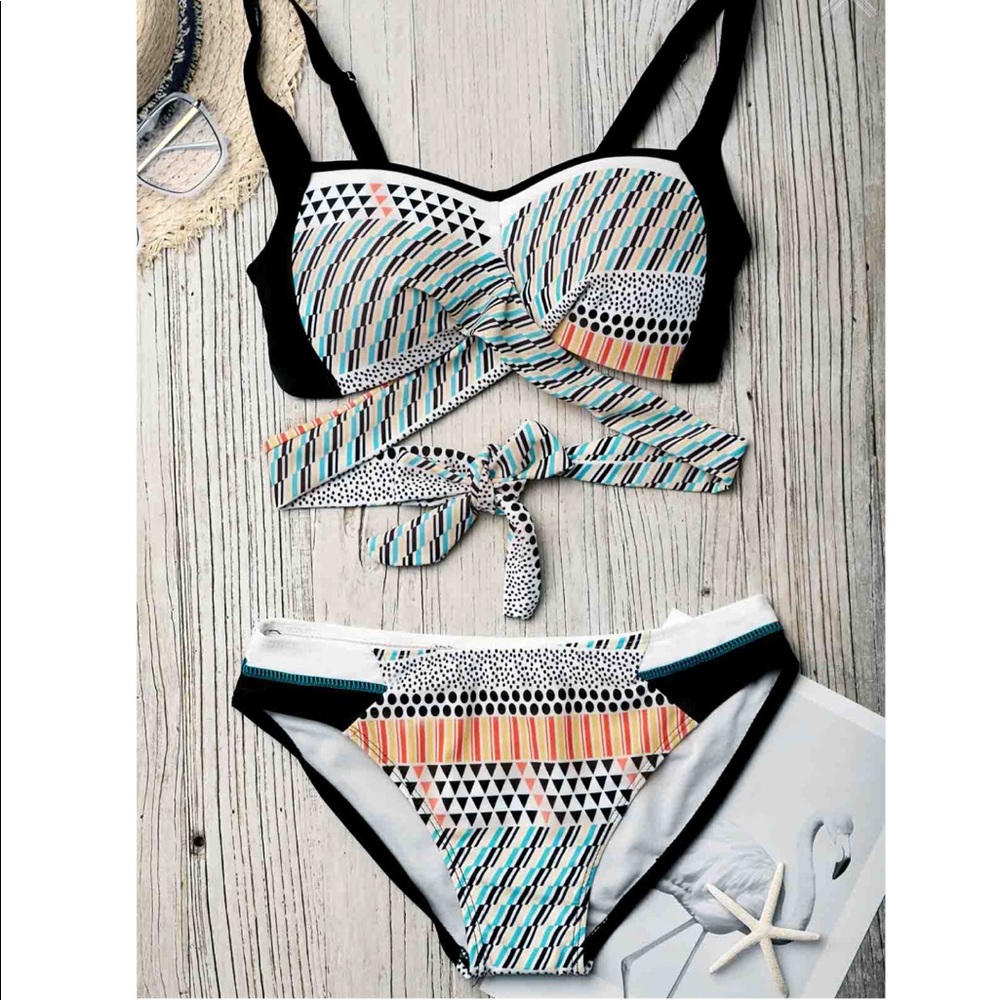 Geometric Print Low Waist Padded White Bikini Set